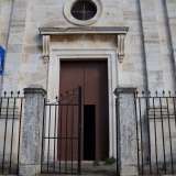 . L�ingresso � preceduto da un atrio creato dalla presenza di una cancellata in ferro battuto